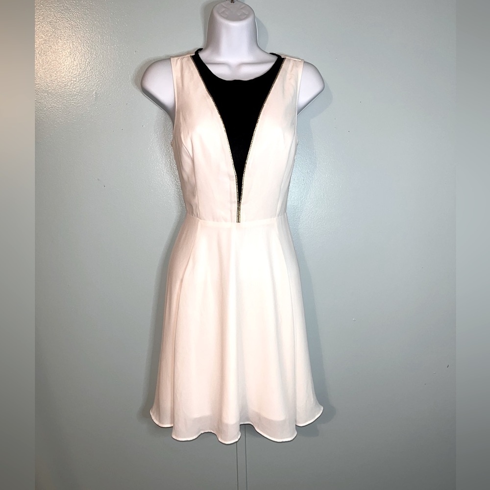Express Dress Size 4 White Black Gold Trim‎ Sleeveless Hidden Zipper